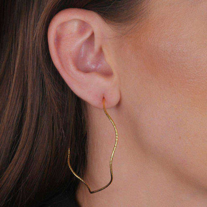 Argola Dourada Ondulada Assimétrica - Galeria