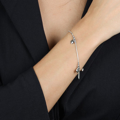 Pulseira Prateada Lisa com 3 Pingentes de Coração - Galeria